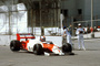 John Watson fährt auf dem unebenen Strassenkurs von Long Beach 1983 zum Sieg