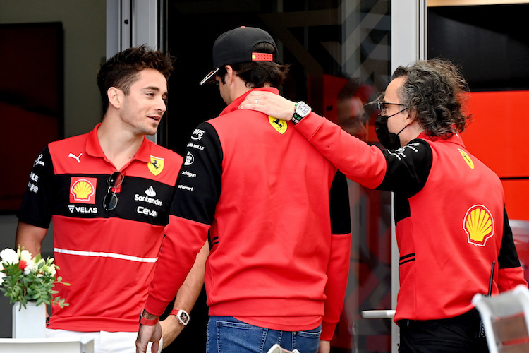 Charles Leclerc, Carlos Sainz und Laurent Mekies