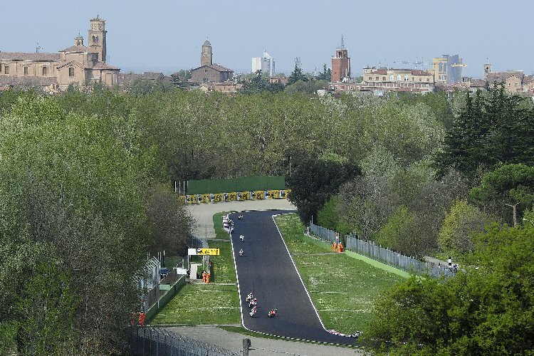 Die Rennstrecke ist eingebettet in den Park am Rande der Stadt Imola