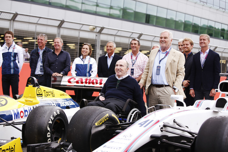 Patrick Head (im beigen Anzug) bei den Feierlichkeiten 40 Jahre Williams in Silverstone 2017