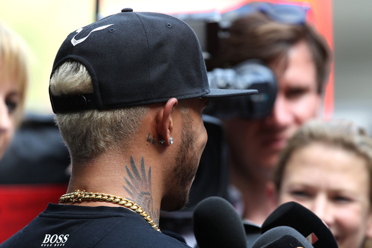 Lewis Hamilton in blond