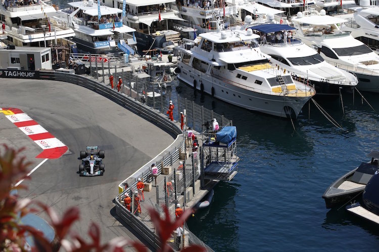 Lewis Hamilton müht sich über die Strasse von Monte Carlo