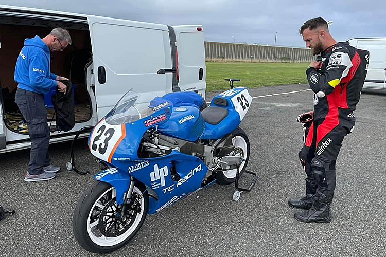 Ein schneller Blick von Julian Trummer auf sein Classic Superbike