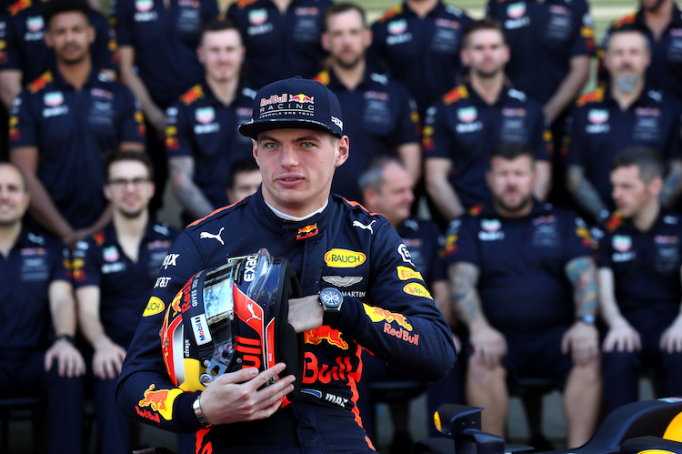 Max Verstappen durfte im Schloss von Versailles auch eine Trophäe in Empfang nehmen