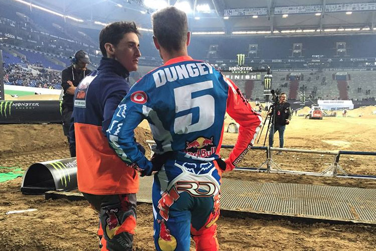 Marvin Musquin und Ryan Dungey blicken in die Leere der Veltins-Arena