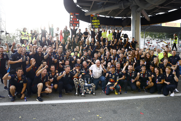 Die Red Bull Racing-Mannschaft feiert in Monza