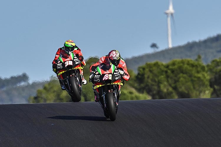 Im FP1: Aleix Espargaró schleppt Savadori rund um die Strecke