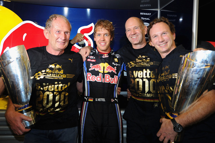 Dr. Helmut Marko, Sebastian Vettel, Adrian Newey und Christian Horner nach dem Titelgewinn 2010