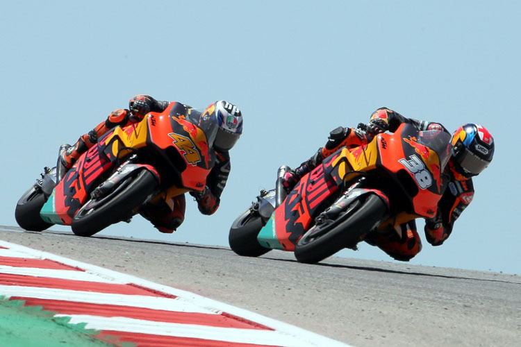 Die beiden Red Bull KTM-Piloten Pol Espargaro (44) und Bradley Smith (38)