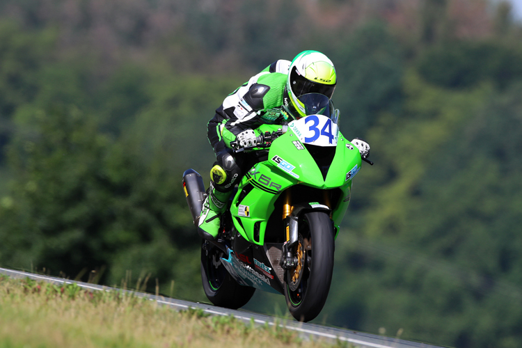 Luca Grünwald fuhr mit der Kawasaki ZX-6R in Schleiz einen Laufsieg ein