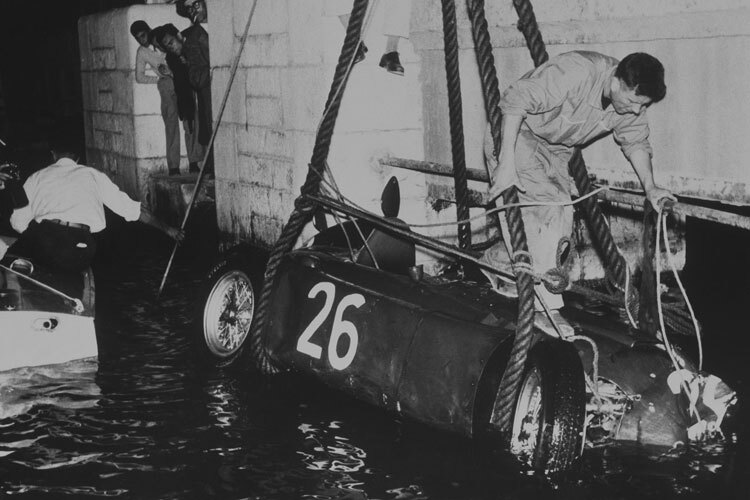 Alberto Ascari wird 1955 aus dem Hafenbecken gefischt