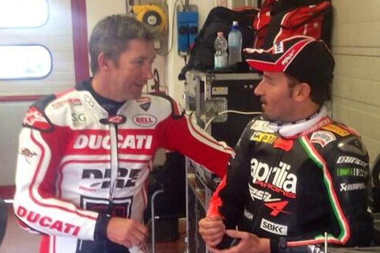 Fachsimpeln zweier Superbike-Weltmeister: Troy Bayliss und Max Biaggi