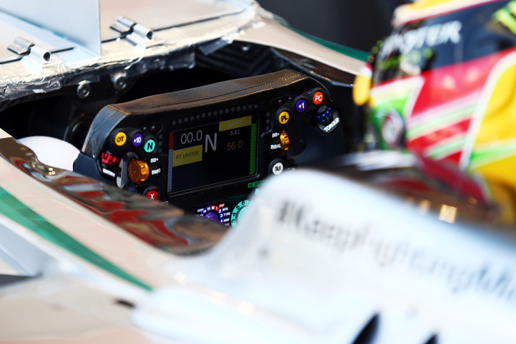 Ein Blick ins Cockpit von Lewis Hamilton