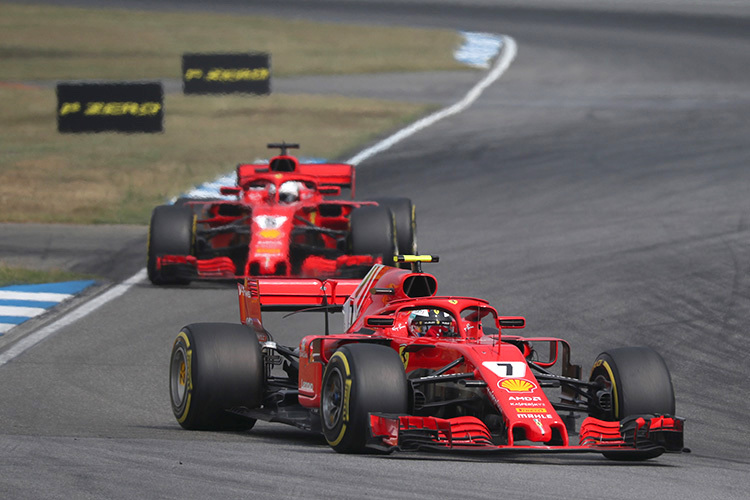 Kimi Räikkönen vor Sebastian Vettel