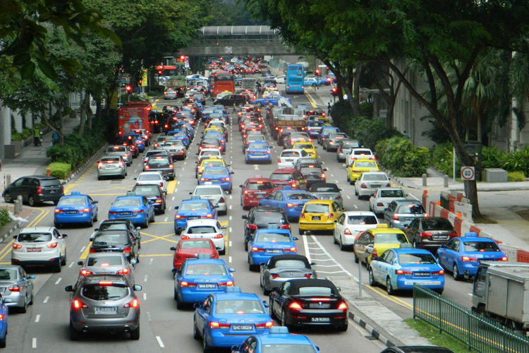 Ein ganz normaler Tag im Strassenverkehr von Singapur