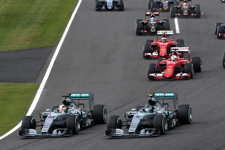 Lewis Hamilton sticht an die Innenseite von Nico Rosberg