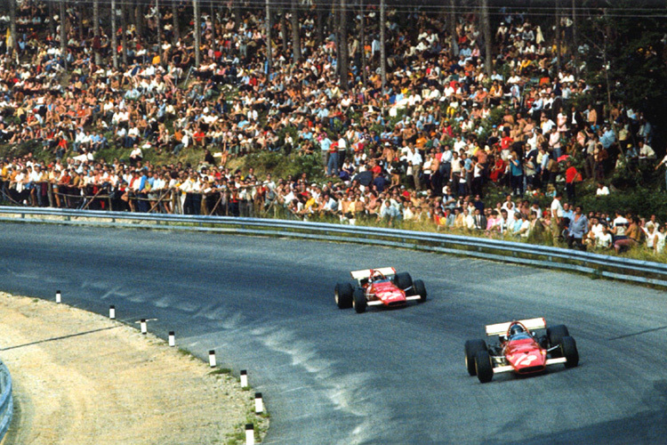 Die Ferrari von Jacky Ickx und Clay Regazzoni rasen 1970 auf dem Österreichring einem Doppelsieg entgegen