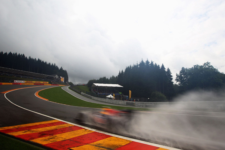 Typisch Belgien: Eau Rouge im Regen