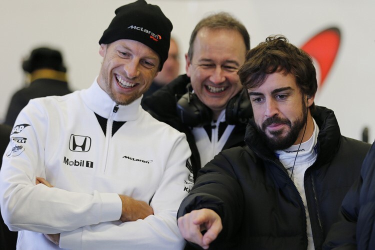 Jonathan Neale mit Jenson Button und Fernando Alonso