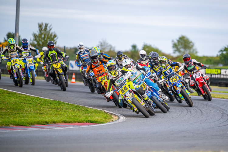 Start in Oschersleben: Deitenbach vor Schmidt und Szalai (13)