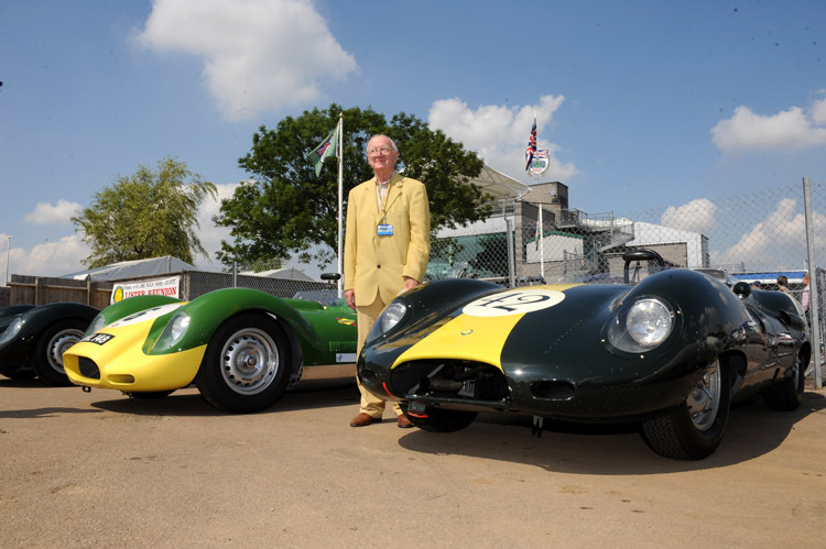 Brian Lister mit zwei seiner Sportwagen