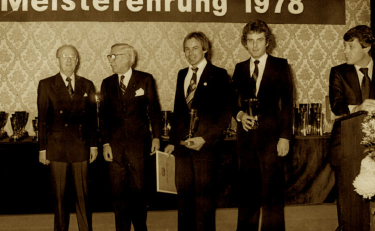 Meisterfeier 1978: Die beiden Sportpräsidenten Jochen Springer (ADAC, li.) und Huschke von Hanstein (AvD, 2. v.l.) mit den Formel Super V-Titelträgern Helmut Henzler (Meister, 2. v.re.) und Helmut Lenz