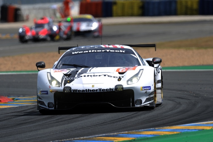 Der Ferrari 488 GTE Evo von WeatherTech Racing auf der Strecke in Le Mans