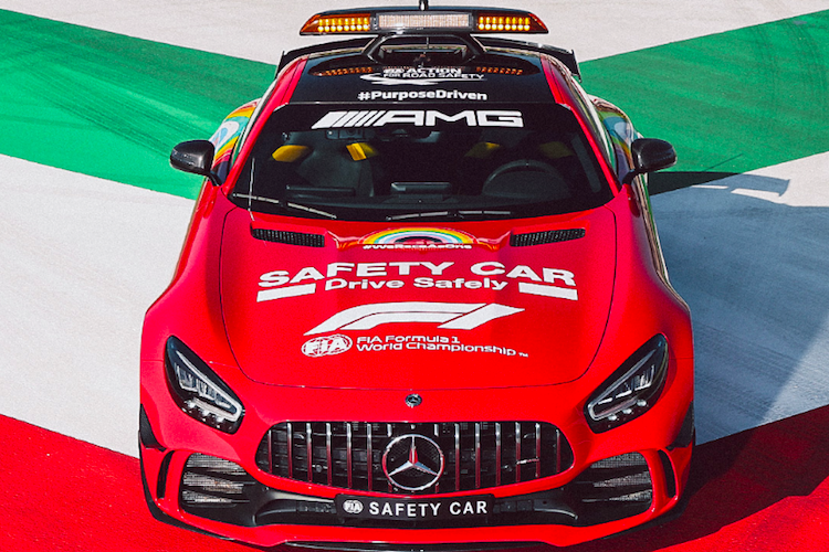 Das sehen wir auch nicht alle Tage: Das Safety-Car in Rot