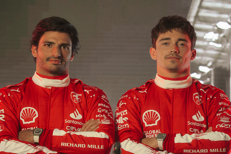 Carlos Sainz und Charles in neuen Rennoveralls von Ferrari für Las Vegas