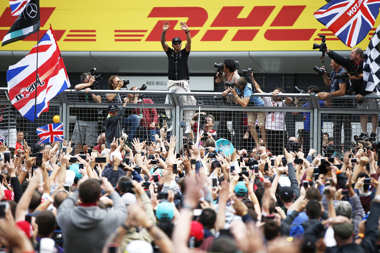 Lewis Hamilton lässt sich nach seinem Sieg in Silverstone 2015 feiern