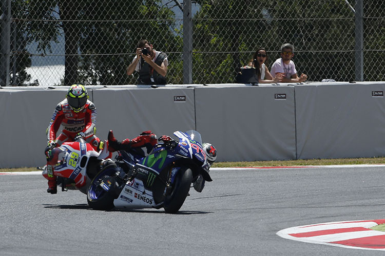 Bild 1: Andrea Iannone rammte das Hinterrad der Yamaha von Jorge Lorenzo