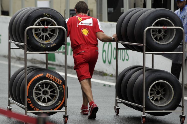 Ferrari-Mechaniker holt Reifen