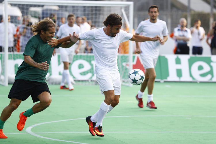 Fernando Alonso bei einem Fussballspiel am Donnerstagabend in Monza, hinten im Tor: Max Verstappen