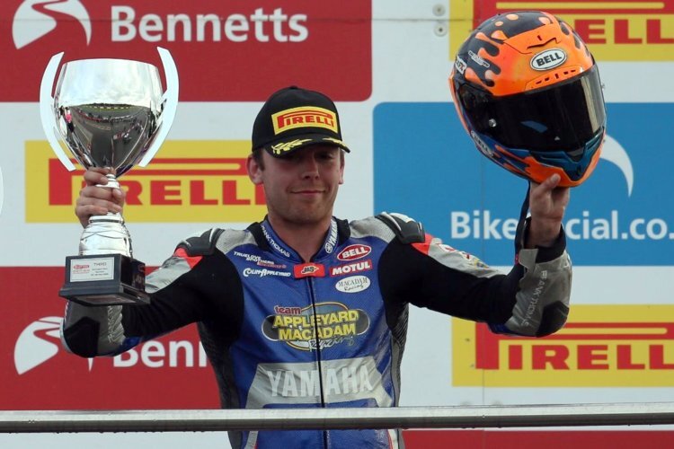 Harry Truelove stand im Rahmen der BSB in Donington Park auf dem Podium