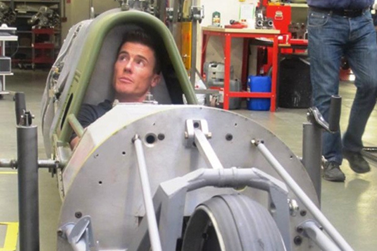 James Toseland bei der Sitzprobe in seinem Raketenfahrzeug