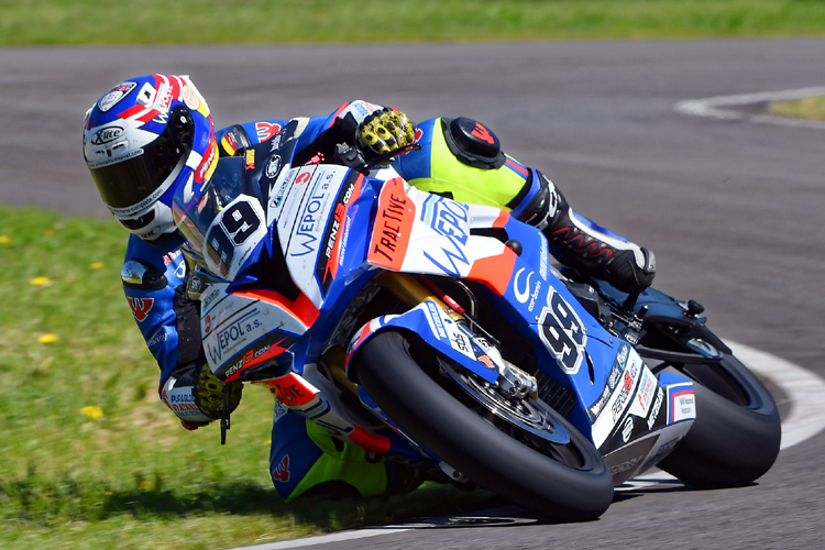 Danny Webb führt die IRRC-Superbike-Wertung überlegen an