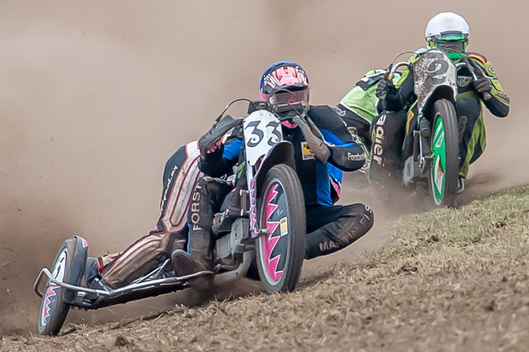 Jan Kempa/Sina Stickling (l.) gewannen in Schwarme den Bahnpokal Seitenwagen