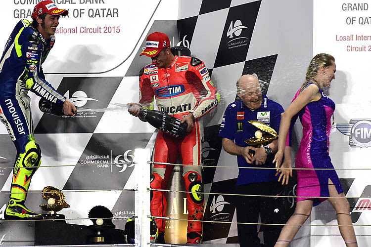 Sieger Valentino Rossi auf dem Podest in Katar: Der Yamaha-Star feierte ausgelassen