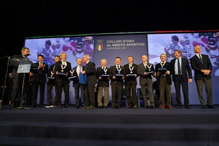 Giuseppe Conte (Zweiter von links) ehrte neun ehemalige Motorrad-Weltmeister, rechts FMI-Präsident Giovanni Copioli und CONI-Präsident Giovanni Malagò