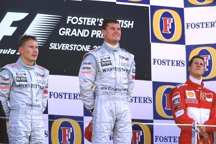 David Coulthard als Sieger des Silverstone-GP 2000 mit Mika Häkkinen und Michael Schumacher