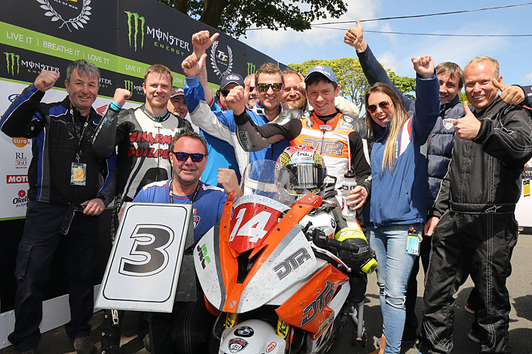 Das Team Penz13.com BMW jubelt mit Dan Kneen nach Platz 3 im Superstock-Rennen