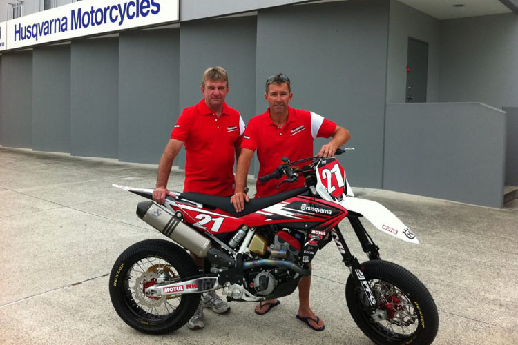 Troy Bayliss (r.) mit seinem Bike