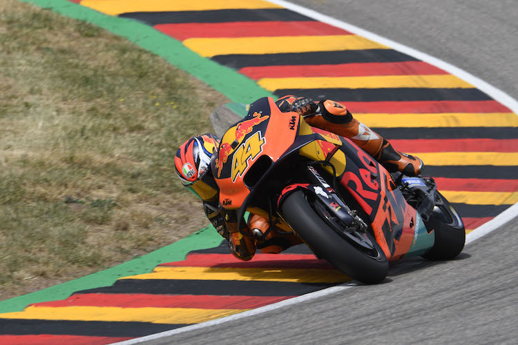 Red Bull-KTM-Werksfahrer Pol Espargaró im Visier: Die KTM-Fangemeinde verpasst keine Minute der Action auf der Strecke