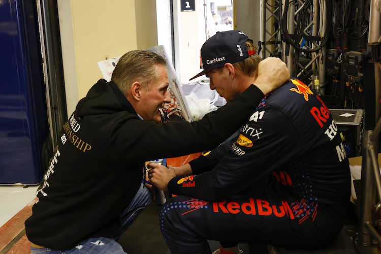 Max und Jos Verstappen nach dem Titelgewinn in Abu Dhabi