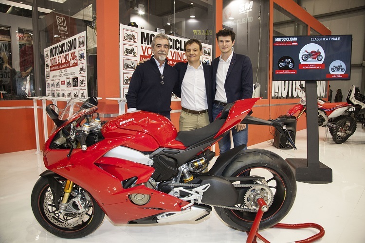 Pierfrancesco Caliari (Messe-Generaldirektor), Federico Aliverti (Direktor Motociclismo) und Julien Clement (Designer der Panigale V4)
