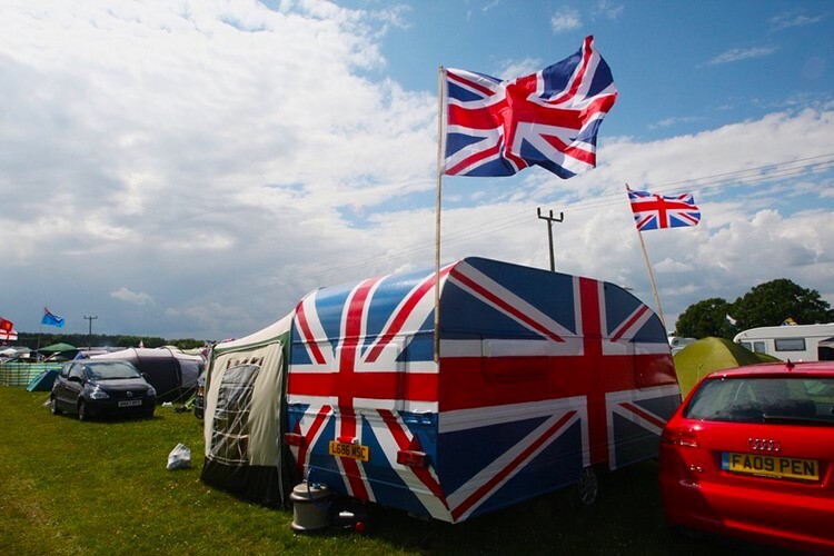 Sie zeigen in Silverstone Flagge