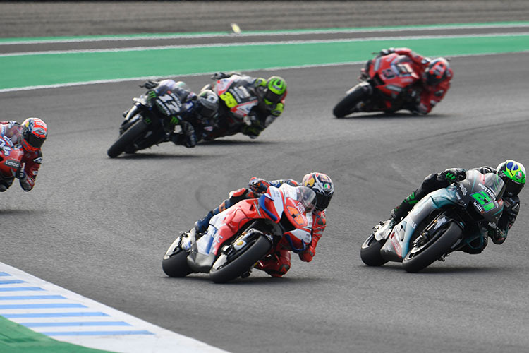 Heftige Fights: Miller (43) neben Morbidelli (21), dahinter Dovi, Viñales, Crutchlow und Petrucci