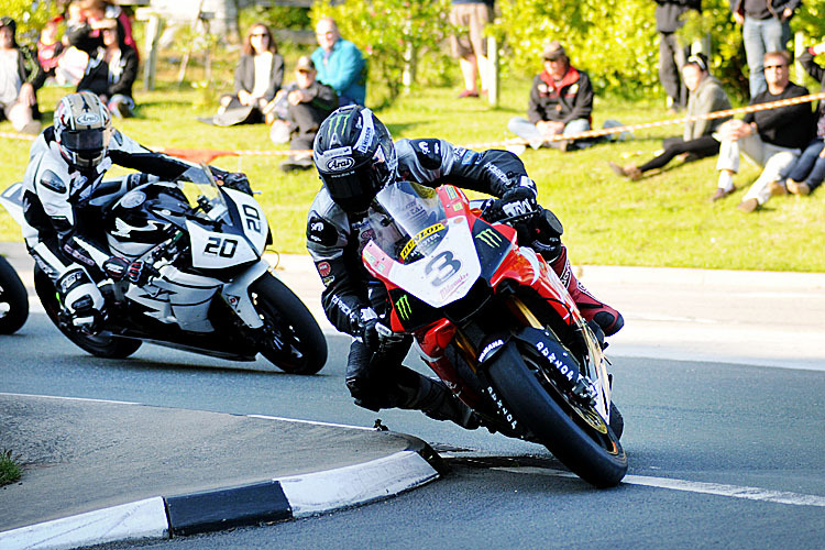 Ein Bild mit Seltenheitswert: Michael Dunlop auf Yamaha bei der TT
