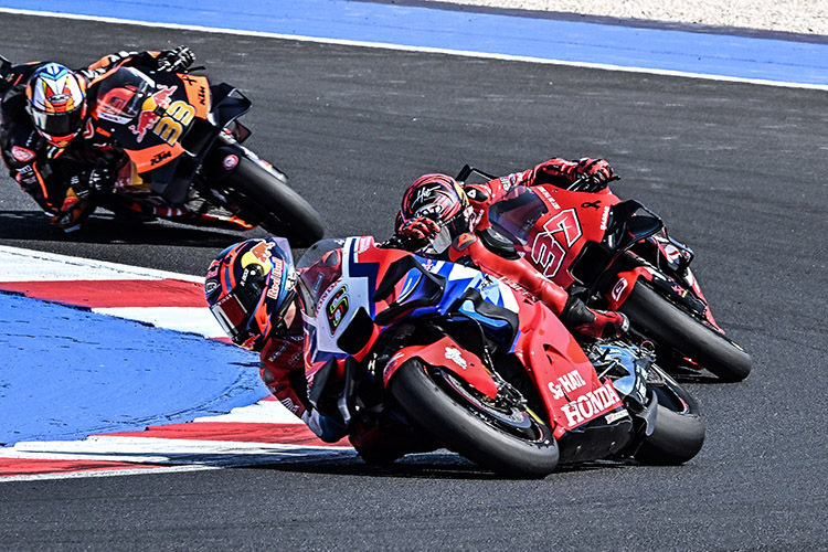Das Rennen am Sonntag: Stefan Bradl (6) vor Augusto Fernández und dem gestürzten und aufholenden Brad Binder