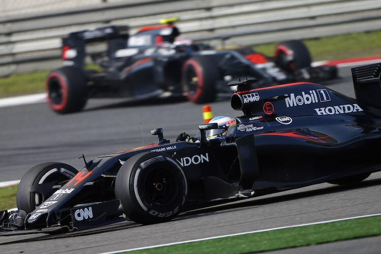 Fernando Alonso vor Jenson Button